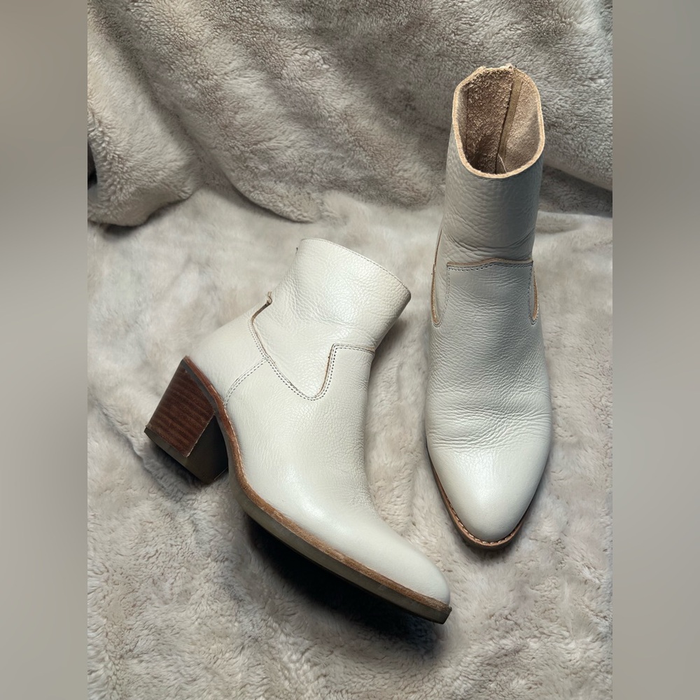 Sofft White Leather Ankle Boots with Block Heel